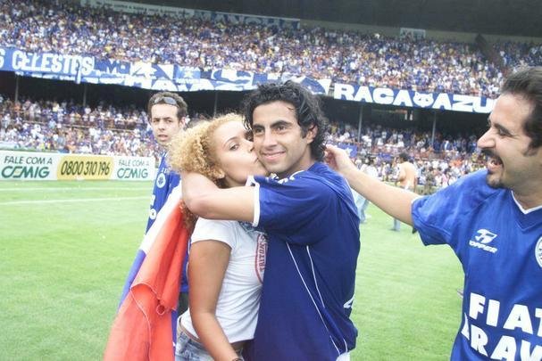 Depois da vitria por 2 a 1 sobre o Paysandu naquele 30 de novembro, no Mineiro, resultado que confirmou o ttulo brasileiro de 2003 com duas rodadas de antecedncia, jogadores do Cruzeiro, comisso tcnica e diretoria promoveram uma grande festa no gramado. Sem a taa oficial da CBF, o elenco deu a volta olmpica com trofus simblicos. Os mais de 75 mil presentes festejaram a indita Trplice Coroa no futebol brasileiro. Antes, o clube celeste j havia conquistado o Campeonato Mineiro de forma invicta e a Copa do Brasil.