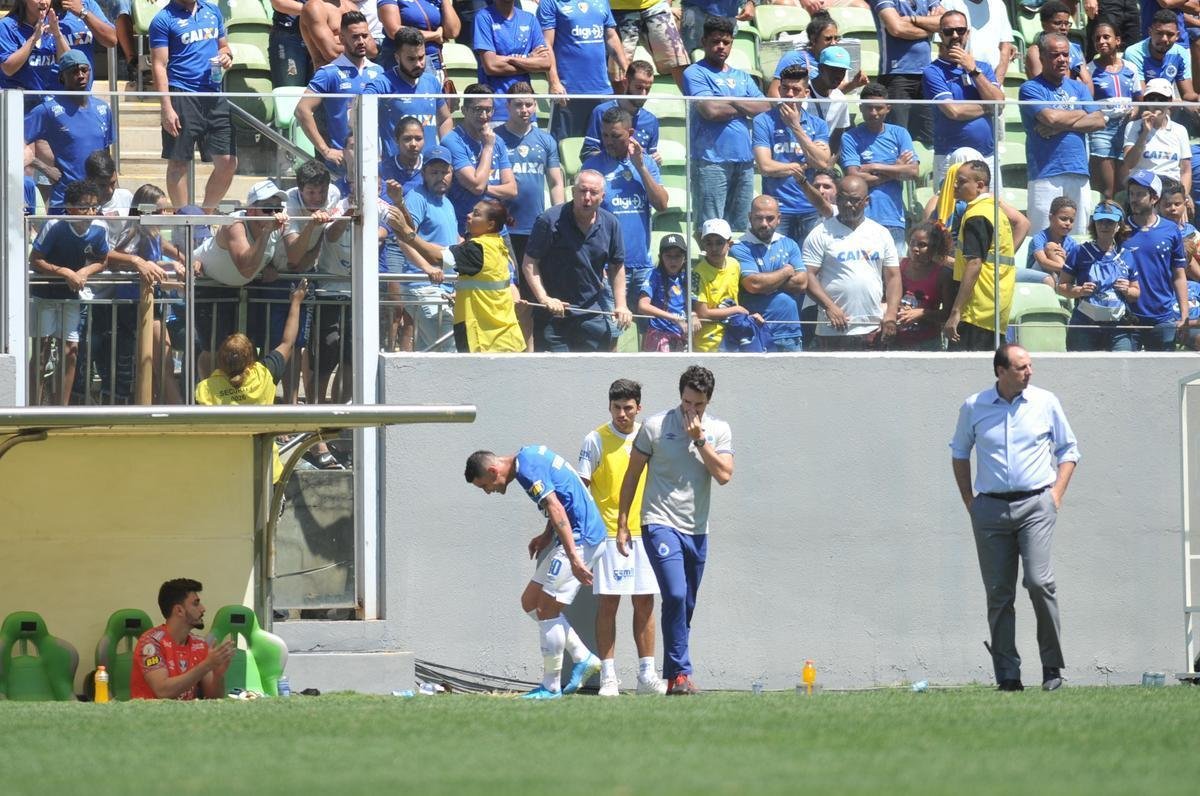Jogadores do Cruzeiro e tcnico Rogrio Ceni deixaram campo do Independncia muito abatidos depois de derrota por 4 a 1 para o Grmio, pela 18 rodada do Campeonato Brasileiro. Torcida xingou diretoria, em especial o vice-presidente de futebol, Itair Machado