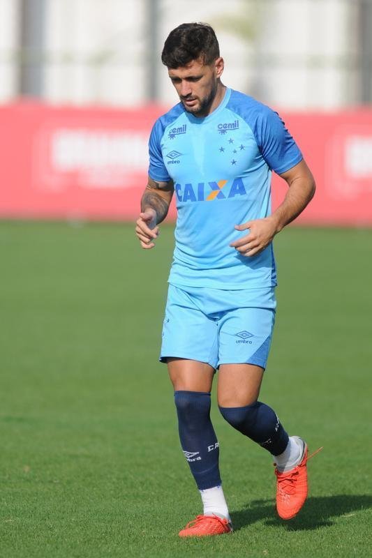 Mano Menezes voltou a fechar treino na Toca da Raposa II e permitiu imagens apenas do aquecimento. O certo  que o treinador voltar a contar com o Cruzeiro ideal diante do Boca Juniors, na quinta-feira, no Mineiro. Todos os atletas esto  disposio para duelo de volta das quartas de final da Libertadores