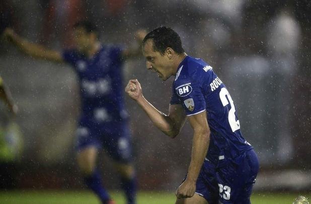 Lance do duelo entre Huracán e Cruzeiro, em Buenos Aires, pelo Grupo B da Copa Libertadores