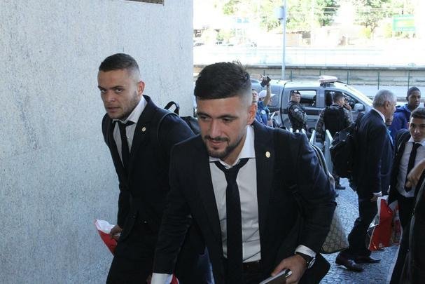 Repleta de estrelas, Seleo Uruguaia chegou a Belo Horizonte no comeo da tarde para a disputa da Copa Amrica. Cavani e Surez, as principais estrelas, mostraram muita simpatia. O meia De Arrascaeta, ex-Cruzeiro, atendeu a um f, mas passou pela imprensa sem dar entrevistas