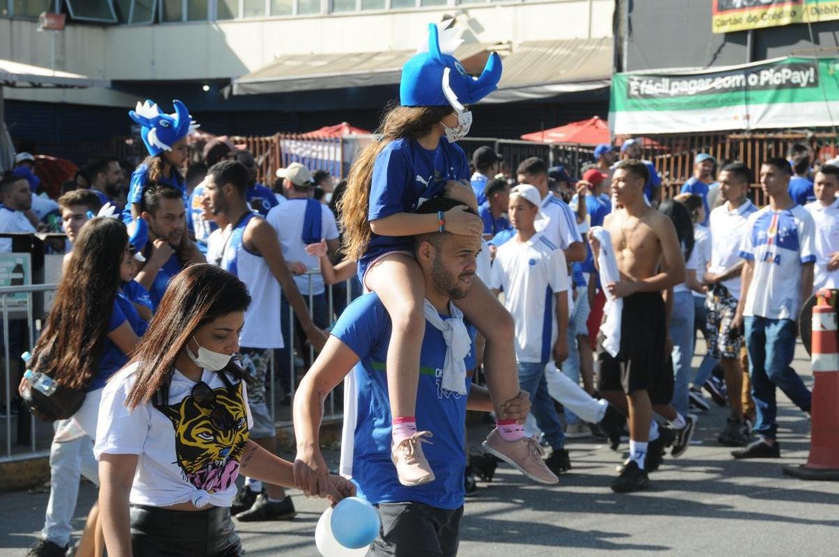 Chegada da torcida do Cruzeiro ao Mineiro para o jogo contra a Ponte Preta pela 13 rodada da Srie B do Campeonato Brasileiro. Estdio voltou a receber grande pblico
