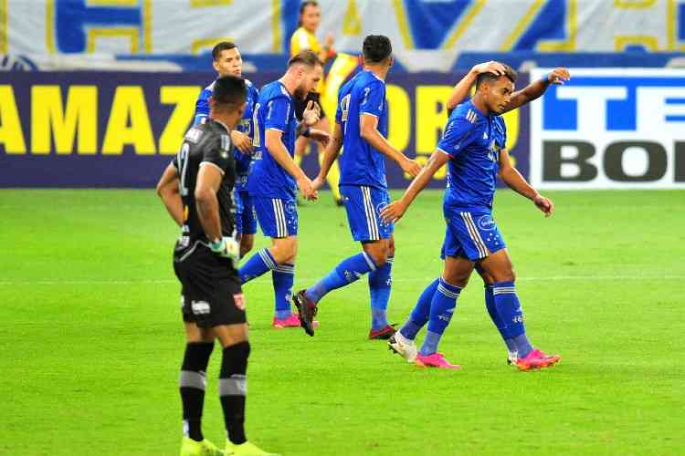 Goiás volta a sofrer com fragilidade defensiva e já é defesa mais vazada da  Série A