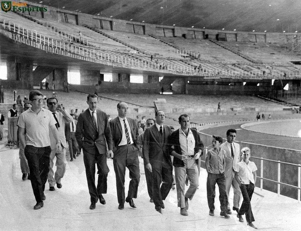 26/07/1965 - Joo Havelange, ento presidente da Confederao Brasileira de Desportos (CBD) e que posteriormente seria presidente da Fifa, visita as obras de construo do Mineiro na companhia do engenheiro Gil Csar Moreira de Abreu, do presidente da Federao Paulista, Joo Mendona Falco, e do presidente da Federao Mineira, Benedito Adami de Carvalho
