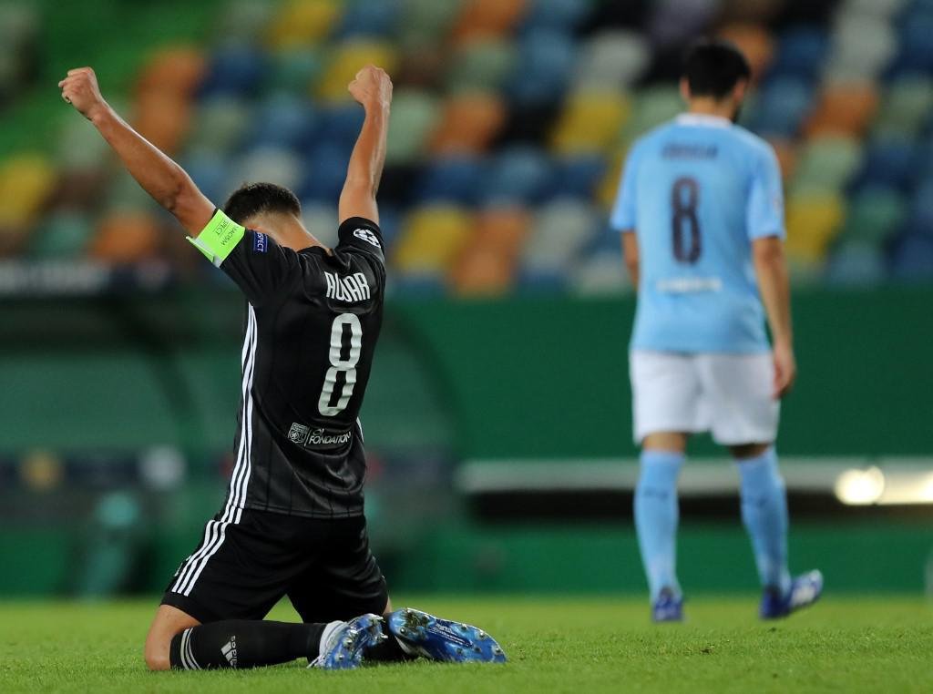 Jogadores do Lyon comemoram classificao, enquanto atletas do City so consolados em campo