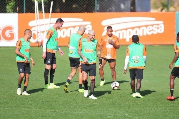 Tcnico Rodrigo Santana comandou treino nesta tera-feira  tarde, na Cidade do Galo, e definiu o time do Atltico para enfrentar o Coln, na Argentina, pela semifinal da Copa Sul-Amercana: Cleiton; Patric, Igor Rabello, Rver e Fbio Santos; Z Welison e Elias; Char, Vincius e Cazares; Franco Di Santo.