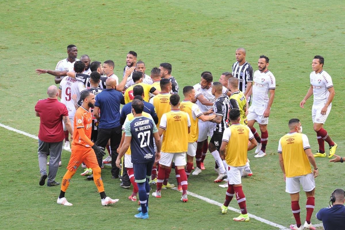 Ainda no primeiro tempo, o Atltico empatou em cobrana de pnalti de Hulk aps reviso do VAR: 1 a 1