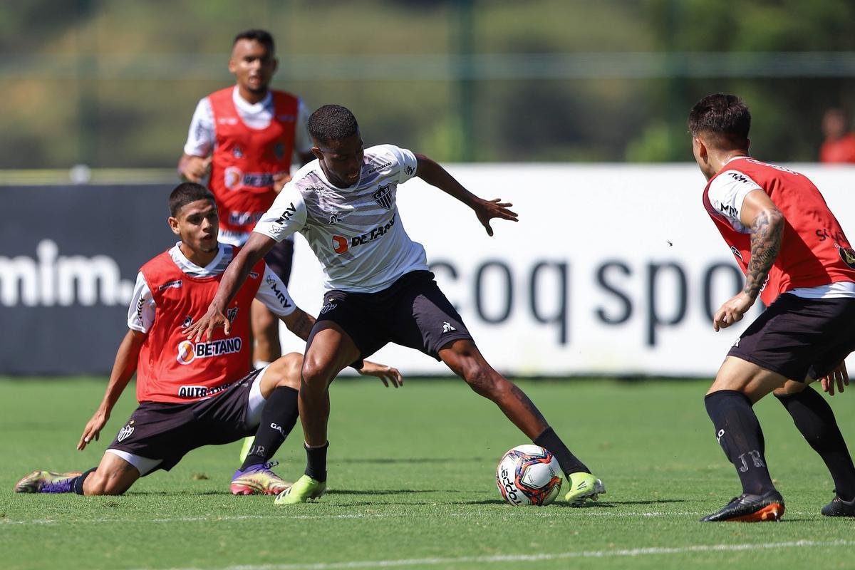 Fotos do coletivo entre profissionais e sub-20 do Atltico