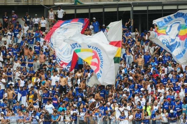 Fotos das torcidas de Cruzeiro e Atltico no Mineiro para o clssico