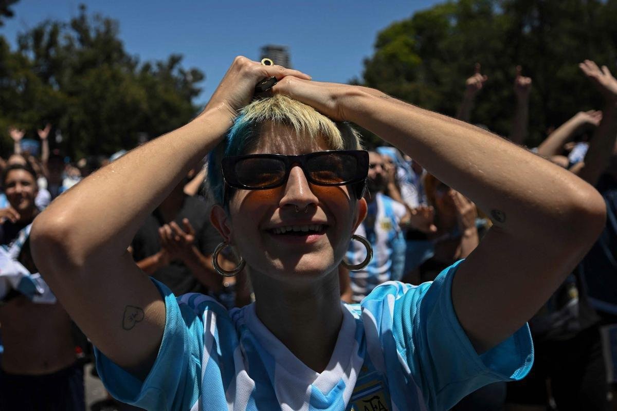 Multido festeja, no Centro de Buenos Aires, o tri mundial da Argentina conquistado na Copa do Catar