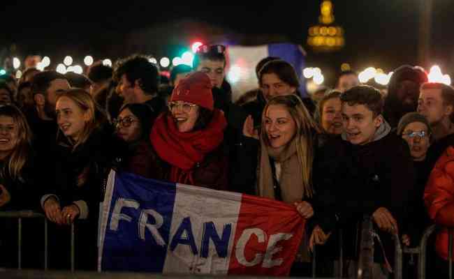 Torcedores recebem Seleo Francesa em Paris depois do vice no Mundial