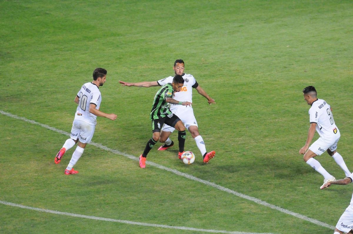 No segundo tempo, Atltico abriu o placar com Rver, de cabea