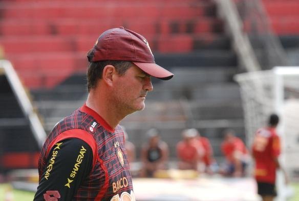 Mazola subiu para a Srie A, mas foi demitido aps o PE2012