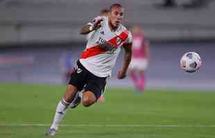 Com 25 casos simultneos de COVID-19, River Plate enfrentou Independiente Santa Fe-COL com apenas 11 jogadores disponveis e com o volante Enzo Prez improvisado como goleiro.