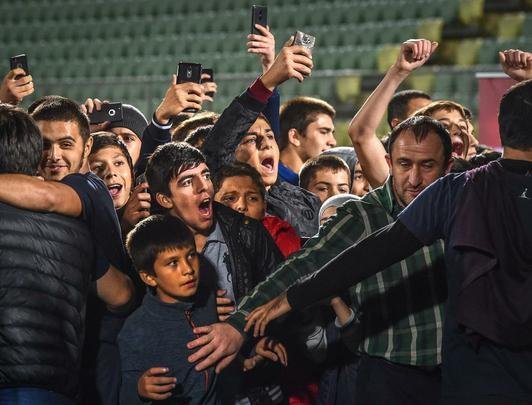 Khabib Nurmagomedov  festejado por multido de fs no estdio do Anzhi, no Daguesto 