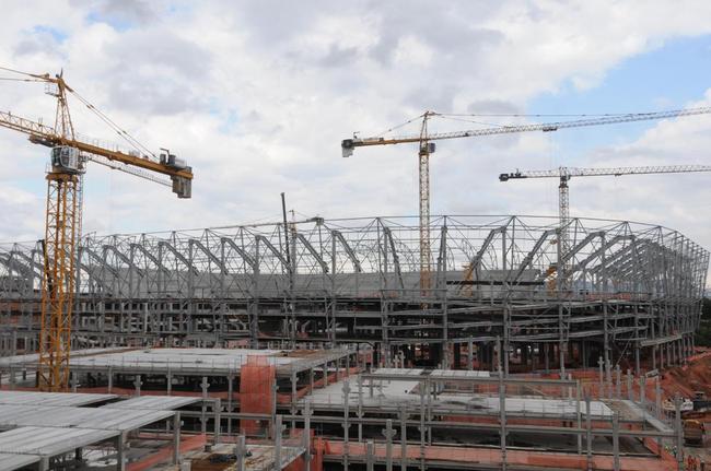 Nesta quarta-feira (20), as obras da Arena MRV, no Bairro Califórnia, em Belo Horizonte, adentraram em uma nova etapa. Isso porque as placas da cobertura do estádio começaram a ser instaladas, conferindo 'novo visual' ao projeto da futura casa do Atlético.