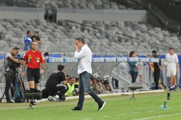 Veja as reaes do tcnico Paulo Bento na estreia pelo Cruzeiro, no duelo contra o Figueirense