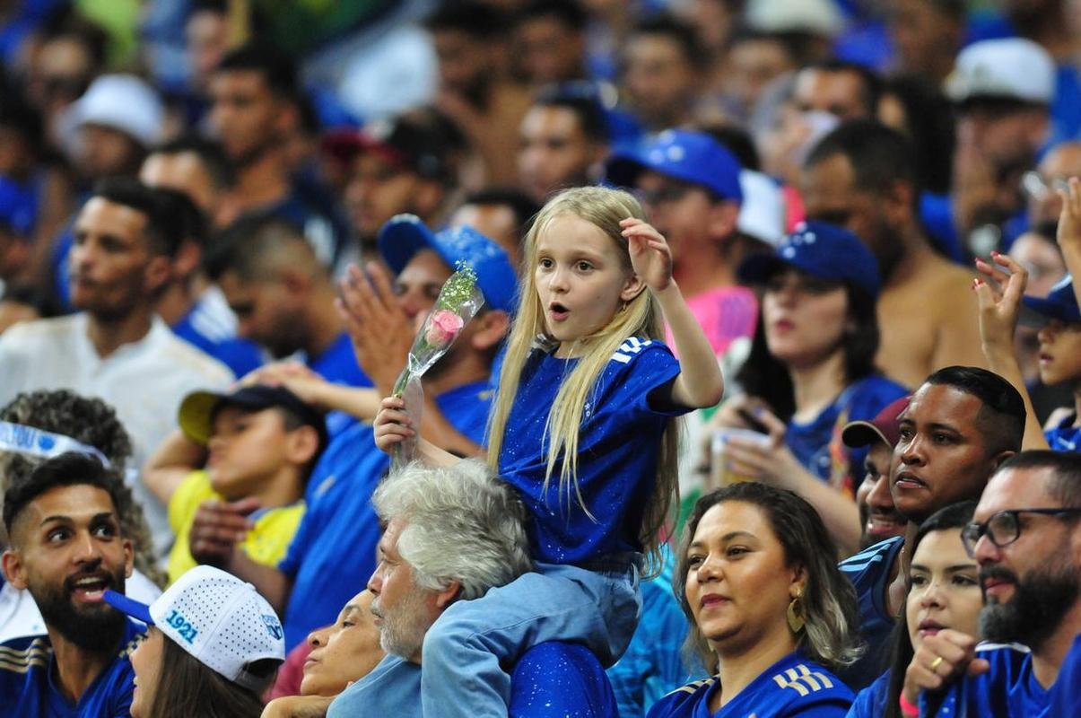 Fotos da torcida do Cruzeiro no Mineiro na partida contra o Ituano pela Serie B. Foi o primeiro encontro dos cruzeirenses com o time aps a confirmao do ttulo nacional