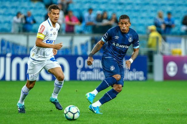 Lances do jogo entre Cruzeiro e Grmio, nesta quarta-feira, na Arena