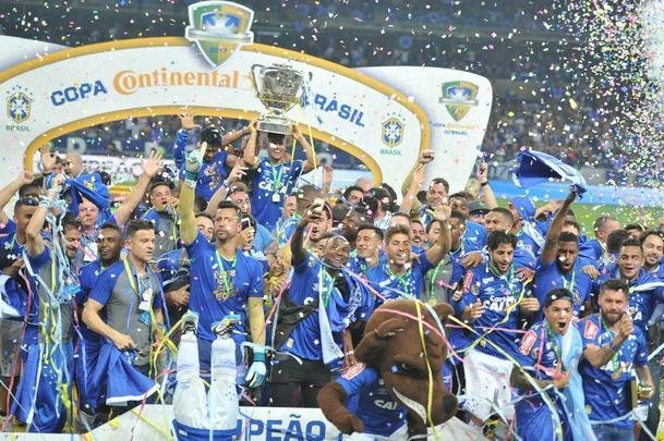 Depois da vitria por 5 a 3 nos pnaltis, que teve Fbio como heri, jogadores e comisso tcnica comemoraram muito no gramado do Mineiro. Capito Henrique ergueu a taa do penta no Gigante