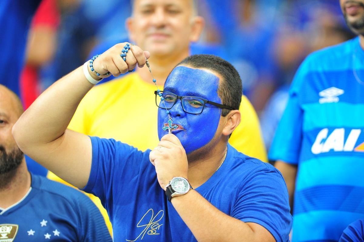 Torcida cruzeirense compareceu em bom nmero e empurrou time para vitria diante da La U