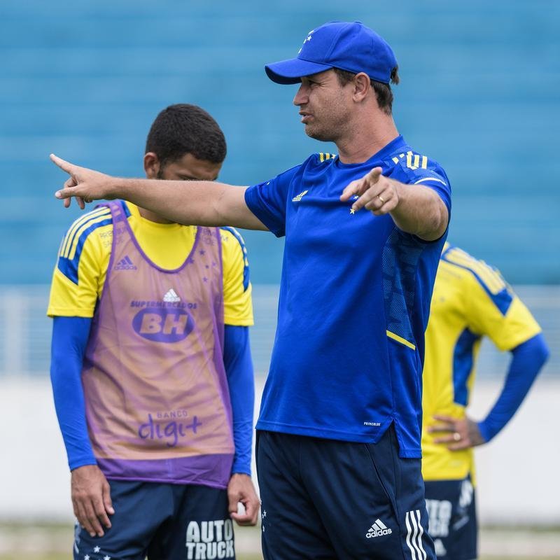 Fotos do treino do Cruzeiro no estdio Melo, em Varginha, na manh deste sbado (03/04)