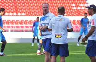 Fotos do treino do Cruzeiro no estdio Libertadores de Amrica, casa do Independiente, em Avellaneda. Time celeste fechou preparao para o jogo contra o Racing, s 21h30 desta tera-feira, no El Cilindro, pela primeira rodada do Grupo 5 da Copa Libertadores (Ramon Lisboa/EM D.A Press)