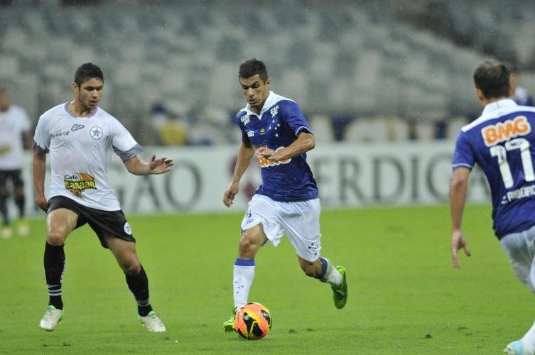 Egdio  um dos laterais-esquerdos multicampees pelo Cruzeiro. Foi bicampeo brasileiro em 2013 e 2014, campeo da Copa do Brasil em 2018 e ainda campeo mineiro em 2014, 2018, 2019. Em 210 partidas, fez cinco gols, trs deles cobrando falta. Por ter sido rebaixado com o clube em 2019, teve sua imagem arranhada.