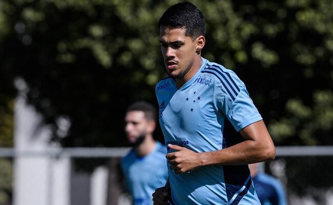 Zagueiro Oliveira durante treinamento do Cruzeiro na Toca da Raposa II