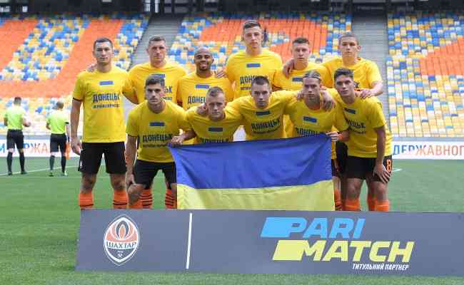 Jogadores do Shakhtar Donetsk antes da partida de reestreia do campeonato Ucraniano 