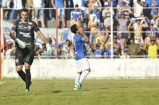 Lance do atacante Rafinha no segundo tempo