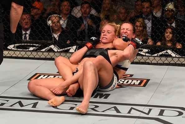 UFC 196, em Las Vegas - Miesha Tate finaliza Holly Holm e conquista o cinturão peso galo