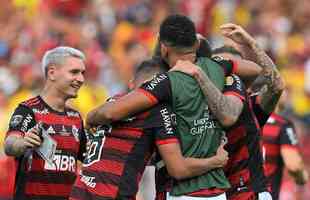 Flamengo ergue a taa de tricampeo da Copa Libertadores. Na final, venceu o Athletico por 1 a 0, em Guayaquil, com gol de Gabigol