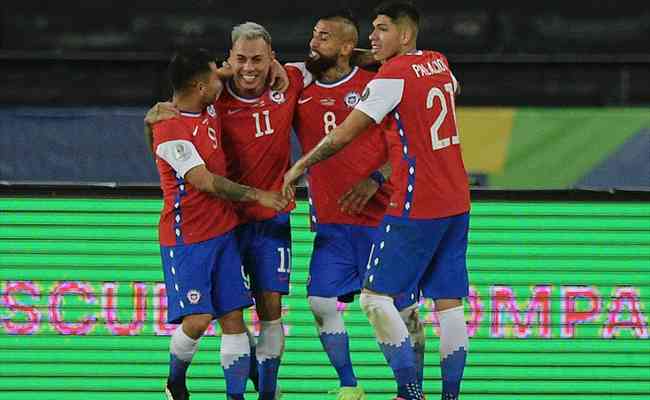 Vargas (11) empatou para o Chile em rebote de pênalti batido por Vidal e defendido pelo goleiro
