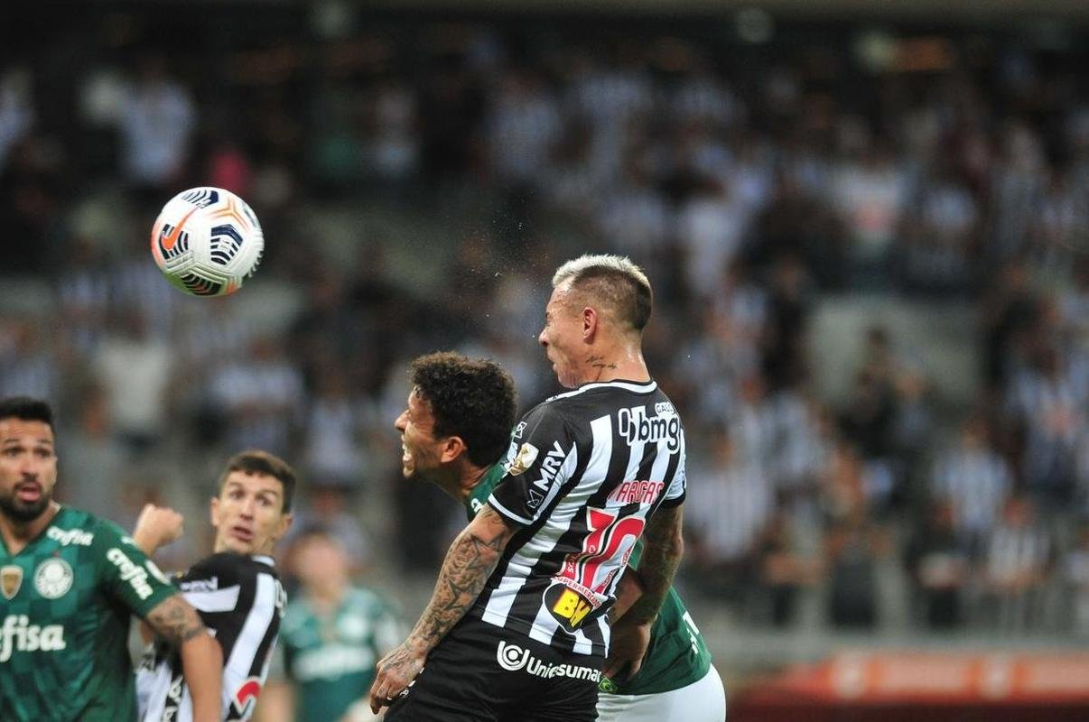 No segundo tempo, de cabea, Vargas abriu o placar para o Atltico no Mineiro: 1 a 0