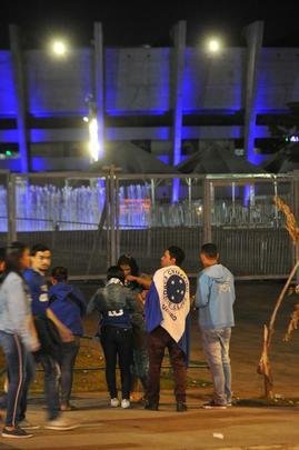 Torcida do Cruzeiro encarou frio e crise de abastecimento para apoiar o time contra o Palmeiras, no Mineiro