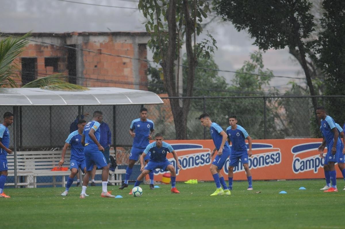 Sob forte chuva, Cruzeiro iniciou preparao para duelo com o Botafogo, marcado para as 21h30 desta quinta-feira