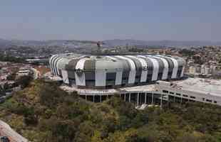 Instalao do escudo do Atltico e do primeiro letreiro da Arena MRV

