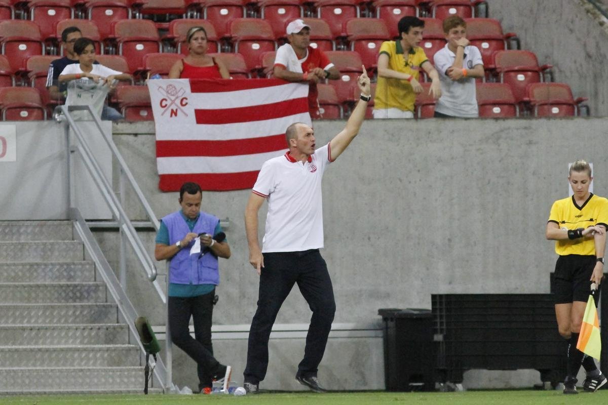 Fica para 2016 - No dia 5 de janeiro deste ano, Dal Pozzo começou o trabalho no Náutico para a temporada. Permaneceu após uma negociação arrastada. Apesar de ser o preferido pelas duas chapas que disputaram a eleição presidencial do Náutico, o treinador teve a sua permanência em xeque por conta da indefinição eleitoral e de propostas que teria recebido. A negociação com o Náutico era dada como encerrada, mas acabou sendo reaberta e a permanência de Dal Pozzo foi selada em 15 de dezembro.