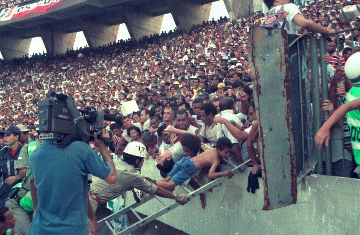 Também em 1999, no clássico entre Santa Cruz x Sport pelo Pernambucano, primeiro do argentino Mancuso, houve superlotação e mais cenas de desespero pelas torcidas.