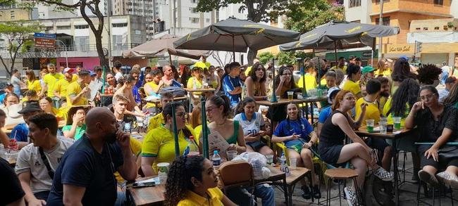 Na regio da Savassi, em BH, torcedores vibram com vitria do Brasil sobre a Sua, por 1 a 0, pela segunda rodada do Grupo G da Copa do Mundo do Catar