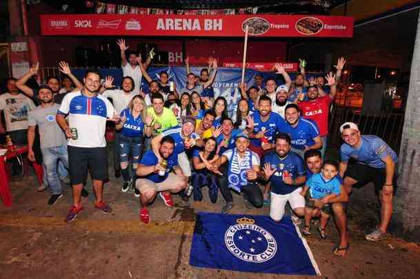 Torcedores do Cruzeiro fazem viglia de 24 horas no Mineiro para aguardar a primeira partida da final da Copa do Brasil contra o Corinthians, nesta quarta-feira, s 21h45. Evento foi divulgado na internet e reuniu dezenas de fanticos. Movimento foi lanado em 2013, antes de jogo decisivo com o Grmio, pelo Campeonato Brasileiro, e j havia se repetido em 2017 antes da deciso da Copa do Brasil.