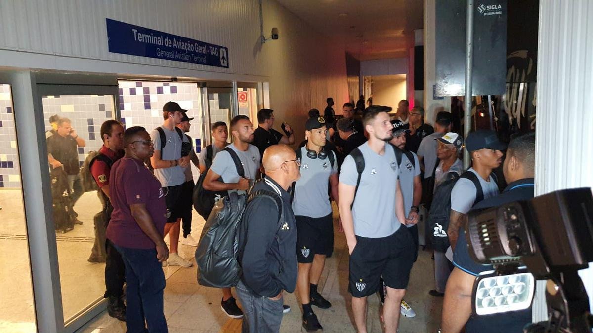 Jogadores do Atltico desembarcaram nesta quinta-feira, em Confins, na Grande Belo Horizonte, aps eliminao vexatria para Afogados-PE na Copa do Brasil. Demitidos, tcnico Rafael Dudamel, diretor de futebol Rui Costa e gerente de futebol Marques estavam junto com a delegao, mas no concederam entrevista.