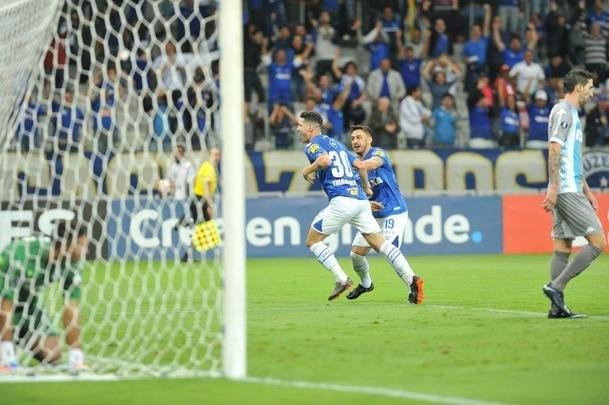 Thiago Neves aproveitou cruzamento de Sass e abriu o placar aos 2 minutos do primeiro tempo
