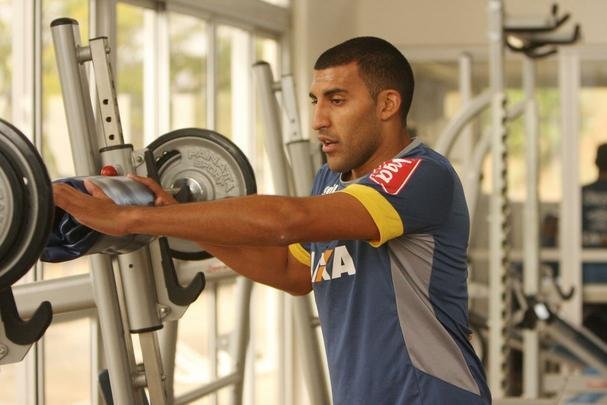 Ramn bila realiza atividades na sala de musculao da Toca da Raposa II