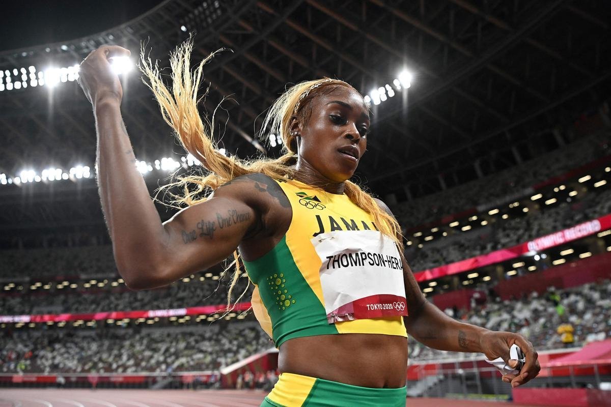 Fotos espetaculares da vitria da jamaicana Elaine Thompson-Herah nos 100m rasos dos Jogos Olmpicos de Tquio com o tempo de 10s61. A velocista quebrou o recorde olmpico e comandou o pdio jamaicano ao lado de Ann Fraser-Pryce, prata, e Shericka Jackson, bronze.