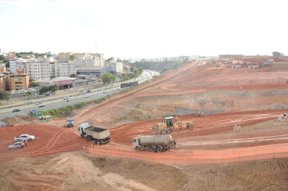 11/8/2020 - Obra de construção da Arena MRV, do Atlético. Além de tratores e caminhões, equipamentos de infraestrutura e tubulações começam a fazer parte da paisagem no terreno onde será erguido o estádio do Galo no Bairro Califórnia, em Belo Horizonte. Já são 113 dias de trabalho. (Juarez Rodrigues/EM/D. A Press)