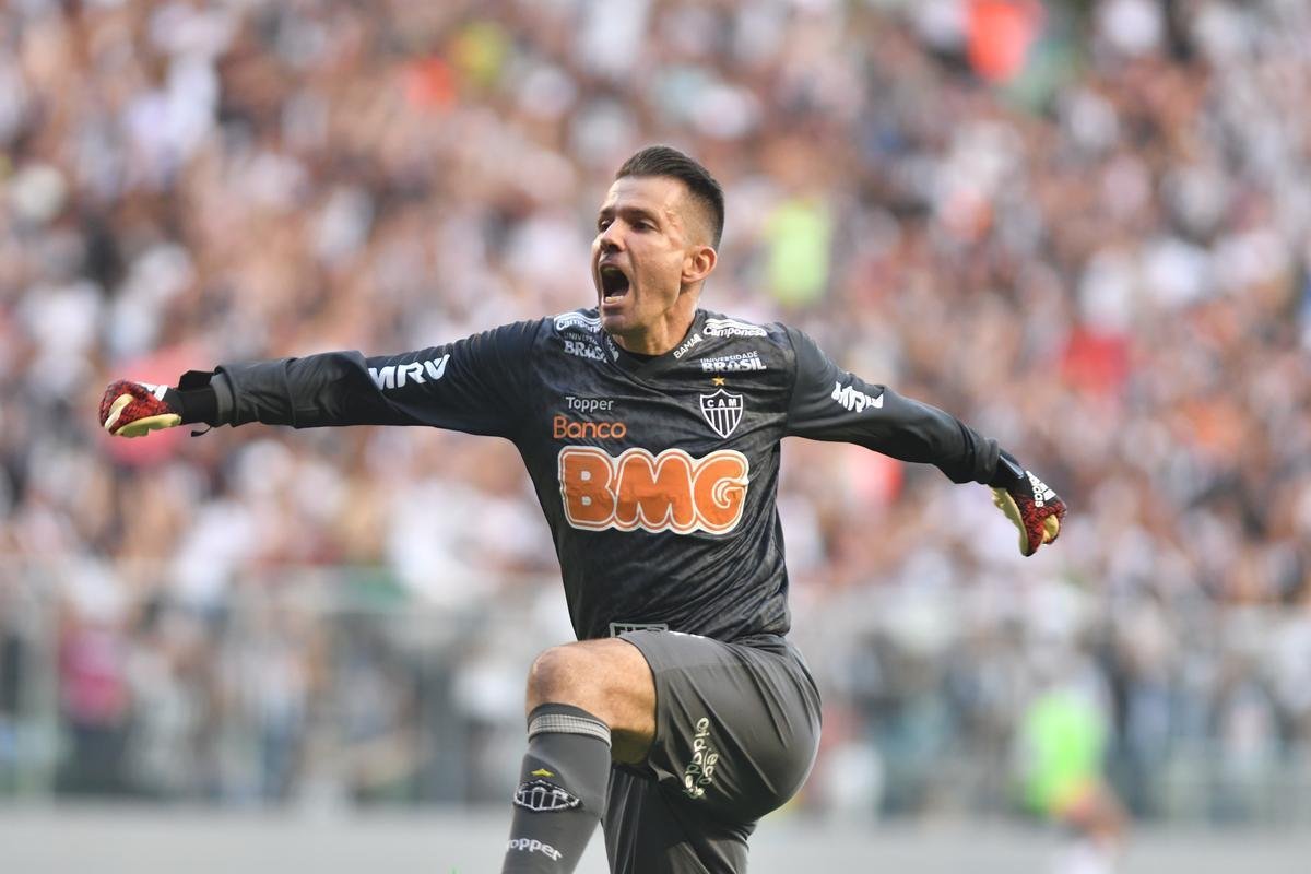 Goleiro Victor, do Atltico, comemora gol de Elias