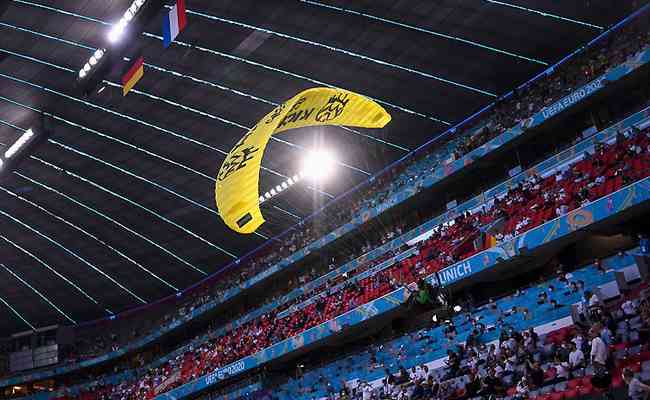Ativista do Greenpeace protestou em voo rasante na Allianz Arena, em Munique 