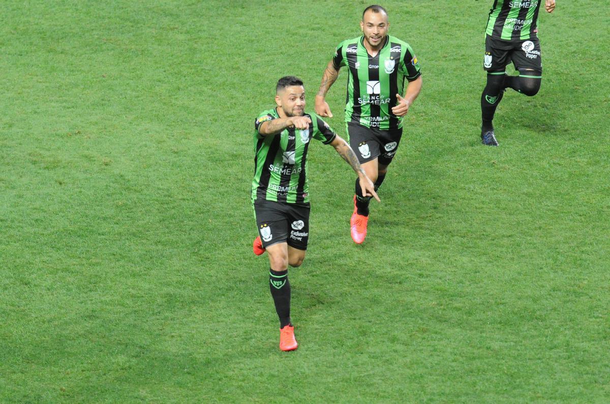 Fotos do duelo entre Amrica e Ponte Preta, no Independncia, em Belo Horizonte, em jogo de volta da quarta fase da Copa do Brasil